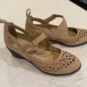 JBU Women's Taupe Laser-Cut Mary Jane Flats